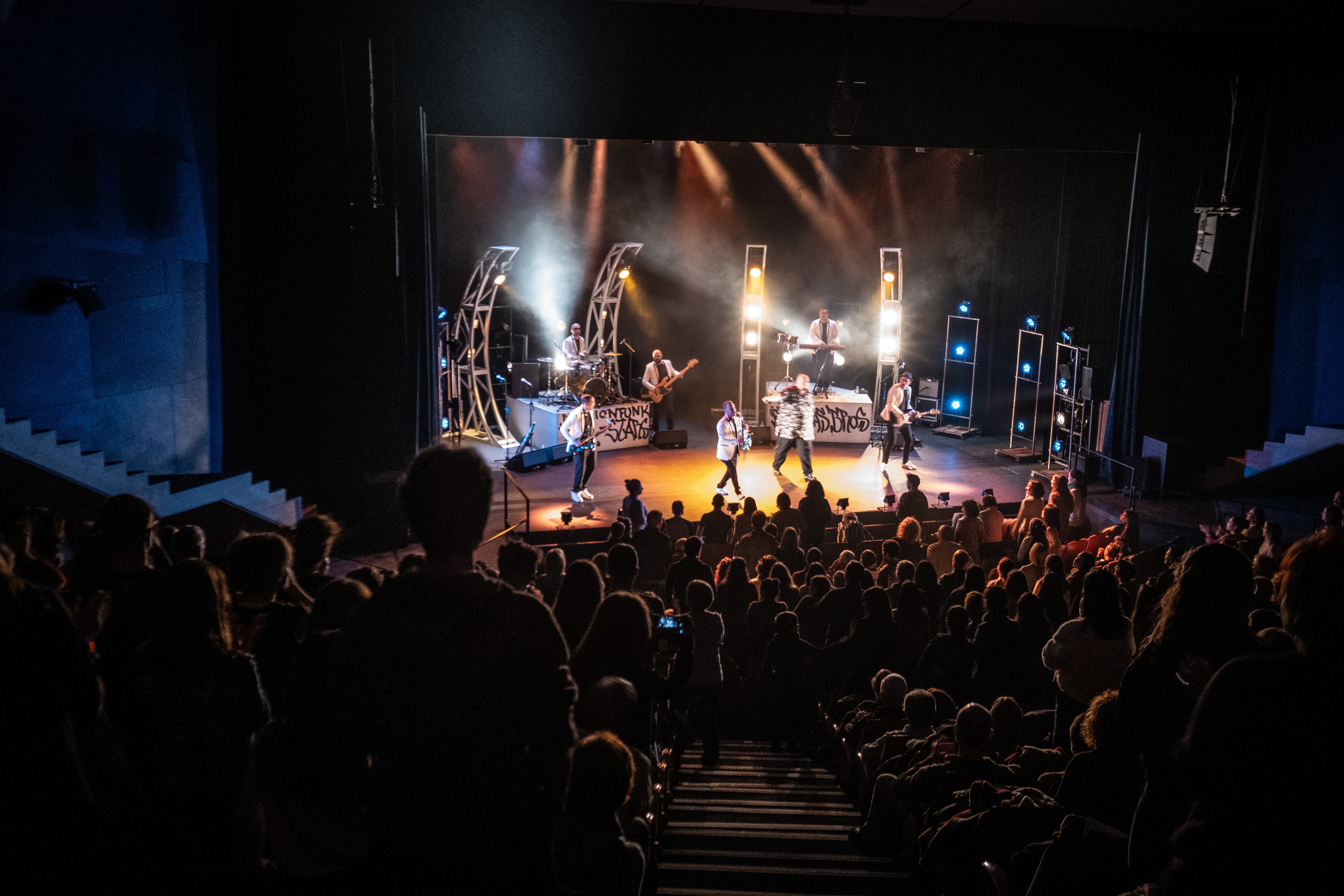 Reviu l'espectacle de Brodas Bros amb el nostre recull fotogràfic!